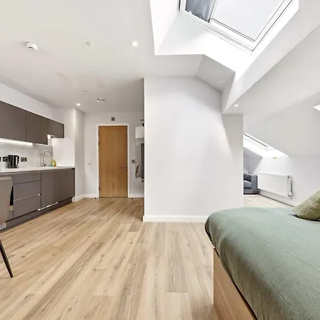 Modern In * Leeds (West Yorkshire)