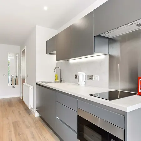 Modern In * Leeds (West Yorkshire)